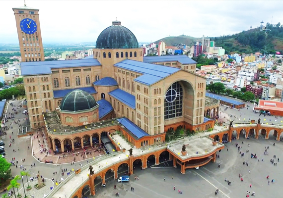 Aparecida hoje faxada da Basílica quase pronta. 